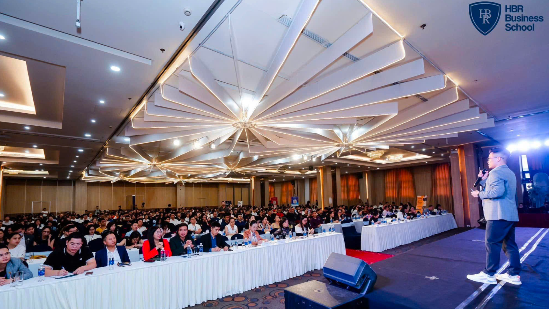 Chia sẻ ứng dụng AI trước hàng trăm học viên